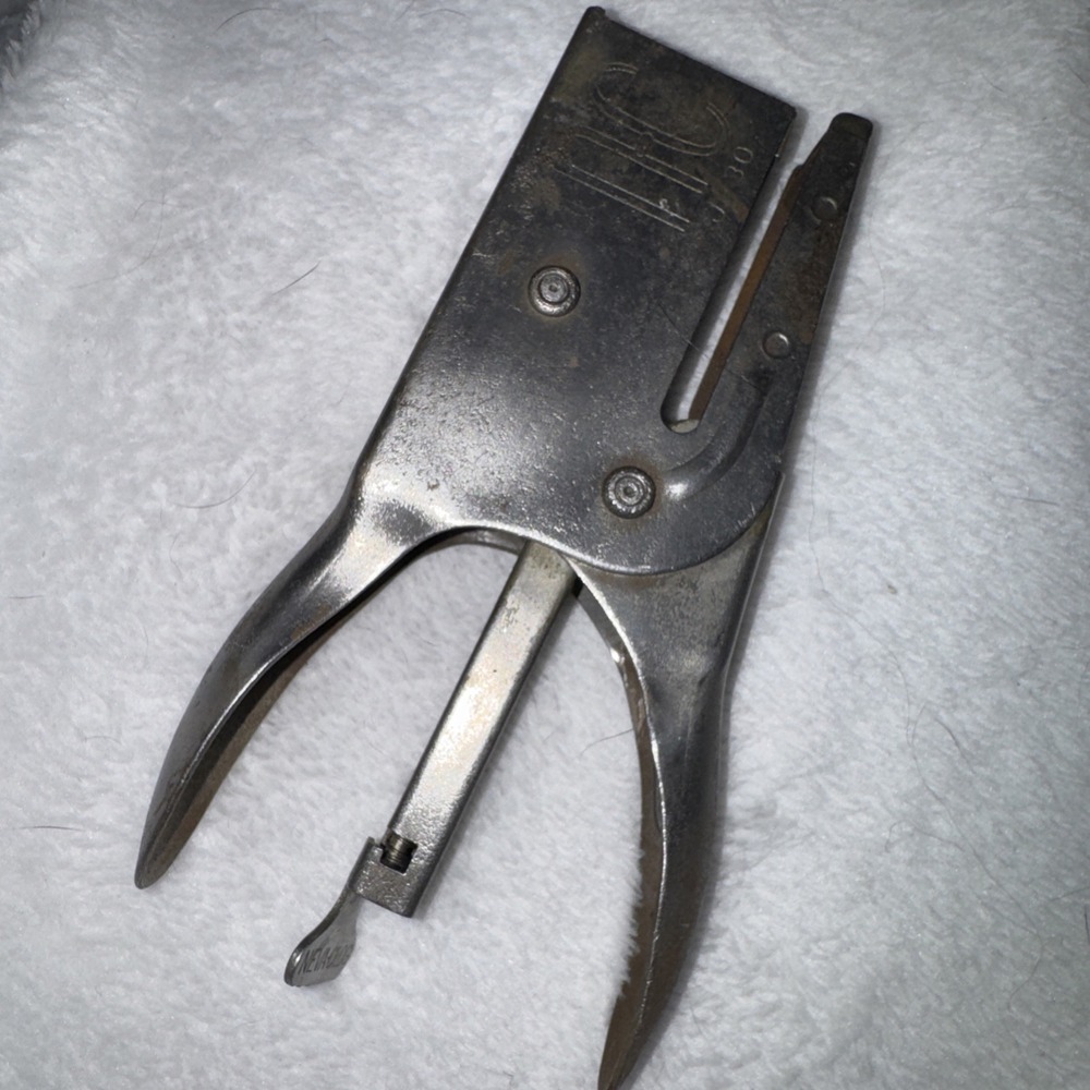 VINTAGE NEVA CLOG NC J-30 Hand Held Plier Style Stapler‎ Made in USA